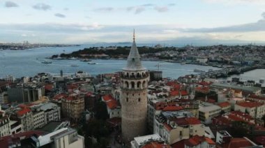 Galata Kulesi hava görüntüsü. İstanbul, Beyoğlu ilçesi. Mimari bir dönüm noktası. Turistik yer.