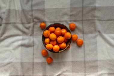 Mandalinalı sepet ya da gri bir arka planda portakal meyvesi.