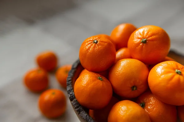 Panier Avec Mandarine Fruit Orange Sur Fond Plaid Gris — Photo