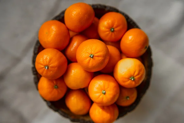 灰色の再生した背景にみかんやオレンジの果実を持つバスケット — ストック写真