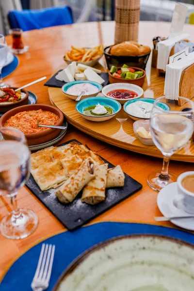 Petit Déjeuner Turc Dans Restaurant Surplombant Istanbul — Photo