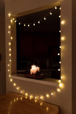 Yeni yıl 2022-2023. Yeni yıl süsü. Noel ağacı. Tatil için Noel ağacının yanında mum var..