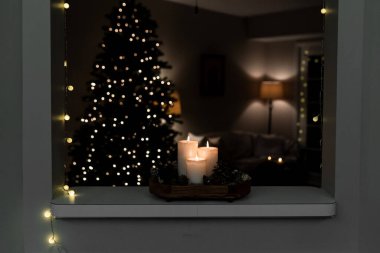 Yeni yıl 2022-2023. Yeni yıl süsü. Noel ağacı. Tatil için Noel ağacının yanında mum var..