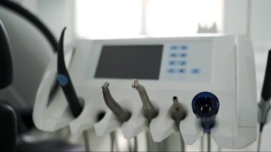 Diş sağlığı kliniği. Dişçinin ofisi. Diş hekimliğinde çapraz ve fener. Diş tedavisi için yer var. Beyaz dişler.