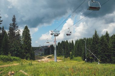 Sırbistan 'ın ünlü kayak merkezi Kopaonik' in muhteşem panoramik manzaralı kayak asansörü ve manzaralı dağ yolu 