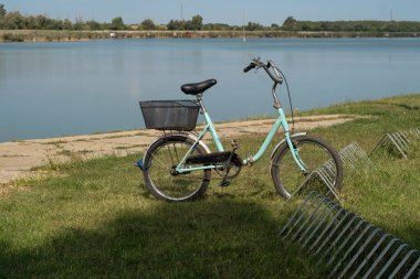 Sırbistan 'ın Voyvodina kentindeki Zobnatica gölünün eğlence parkında eski motosiklet gezintiye hazır