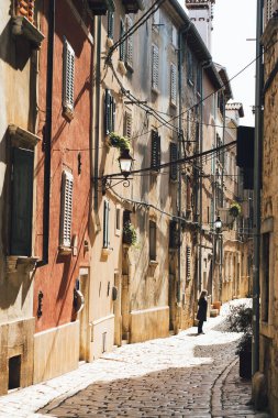 Tarihi kent kartpostal manzarası - Ortaçağ Rovinj Hırvatistan 'ının güzel dar caddesi