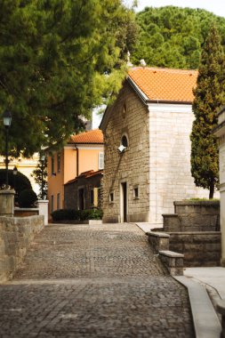 Hırvatistan 'ın en ünlü turizm beldelerinden biri olan Adriyatik deniz tatil beldesi Opatija, Hırvatistan' da turizmin beşiği kabul ediliyor.