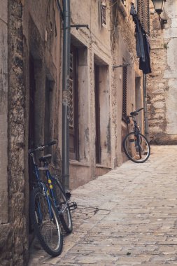 Tarihi kent kartpostal manzarası - Ortaçağ Rovinj Hırvatistan 'ının güzel dar caddesi