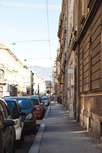 Rue Étroite Dans Vieille Ville Zagreb Croatie Avec Des Voitures — Photo