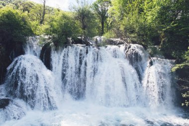 Doğanın kudreti - Bosna-Hersek 'in Martin Brod köyündeki güzel Una dağının şelaleleri