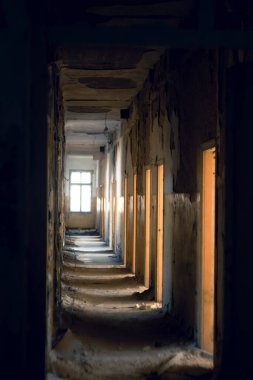 Çürümenin güzelliği - terk edilmiş eski binanın karanlık sonsuz koridoru
