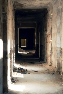 Çürümenin güzelliği - terk edilmiş eski binanın karanlık sonsuz koridoru