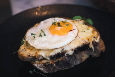 Croque Madame sandviçi ünlü croque monsieur 'un bir çeşididir. Jambon, bchamel ve Gruyre peyniri ile birlikte. Ama kroque madamın üstü kızarmış yumurta şapkasıyla kaplıdır..