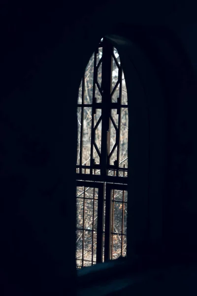 陈腐之美 废弃别墅黑暗中的旧式彩色玻璃窗 — 图库照片