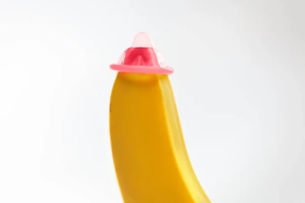 Презерватив Банане Цветном Фоне Розовом Презервативе Банан Safe Sex Concept Лицензионные Стоковые Фото