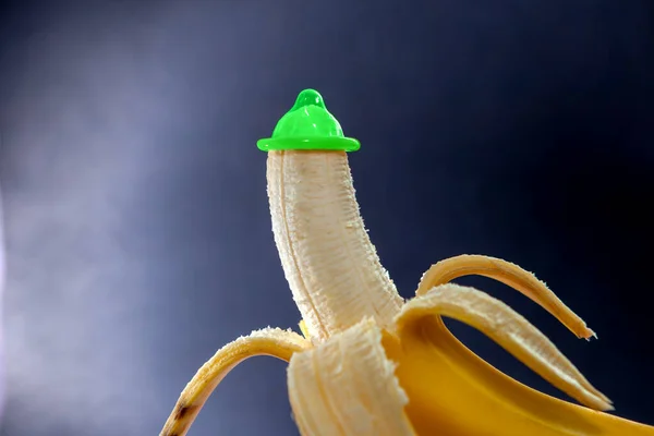 Презерватив Банан Зеленый Презерватив Банан Темном Фоне Крупным Планом Стоковое Изображение