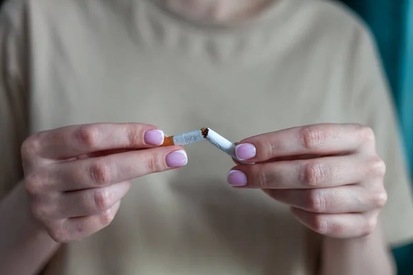 Концепция Бросить Курить Сигареты Девушка Держит Сломанную Сигарету Руках Счастливая Лицензионные Стоковые Изображения