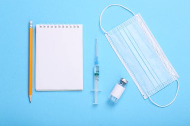 Rutin aşı konsepti. Düz yatıyordu. Üst görünüm