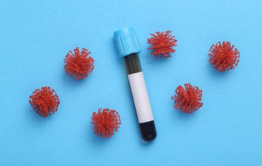 Üzerinde mavi arka planda bilgi ve virüs molekülü etiketi olan kan testi şişesi
