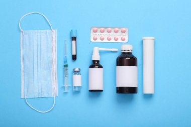 Mavi arka planda tıbbi malzemelerin düz bileşimi vardı. en üstteki görünüm