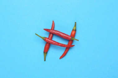 Mavi arkaplanda kırmızı biber etiketi