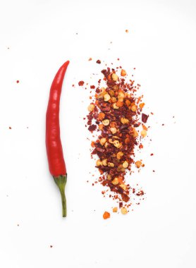 Kırmızı biber ve kıyma beyaz arka planda izole edilmiş