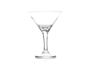 Beyaz arka planda izole edilmiş boş cam martini bardağı.