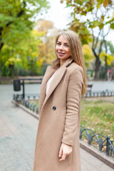 Sonbahar Parkında Ceketli Güzel Bir Kadın — Stok fotoğraf