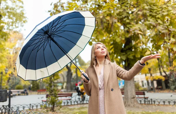 Modefrau Schicken Mantel Mit Regenschirm Spaziert Durch Herbstpark — Stockfoto