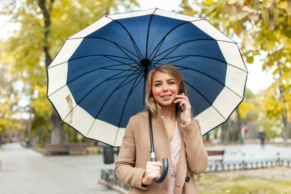 Divatos Egy Elegáns Kabát Esernyő Beszél Telefonon Őszi Parkban — Stock Fotó