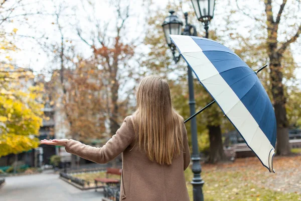 Modefrau Mit Regenschirm Checkt Den Regen Mit Der Hand Park — Stockfoto