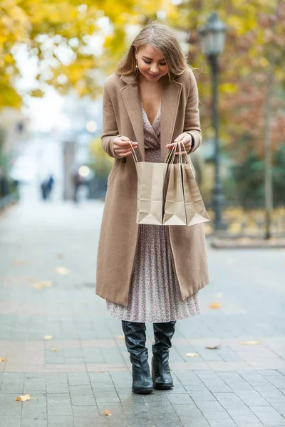 Щаслива Жінка Пальто Тримає Сумки Відкритому Повітрі Продаж Осінніх Покупок — стокове фото
