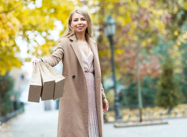 Ευτυχισμένη Γυναίκα Παλτό Κρατώντας Τσάντες Ψώνια Εξωτερικούς Χώρους Φθινόπωρο Πώληση — Φωτογραφία Αρχείου