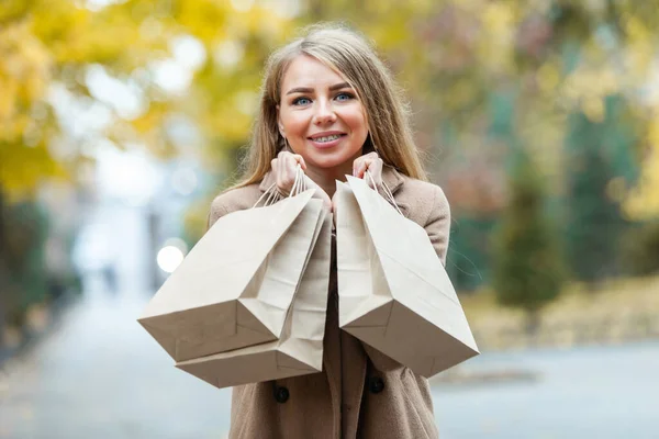 Szczęśliwa Kobieta Płaszczu Trzyma Torby Zakupy Świeżym Powietrzu Sprzedaż Jesień — Zdjęcie stockowe