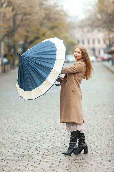 Hermosa Mujer Abrigo Esperando Lluvia Abre Paraguas Ciudad — Foto de Stock