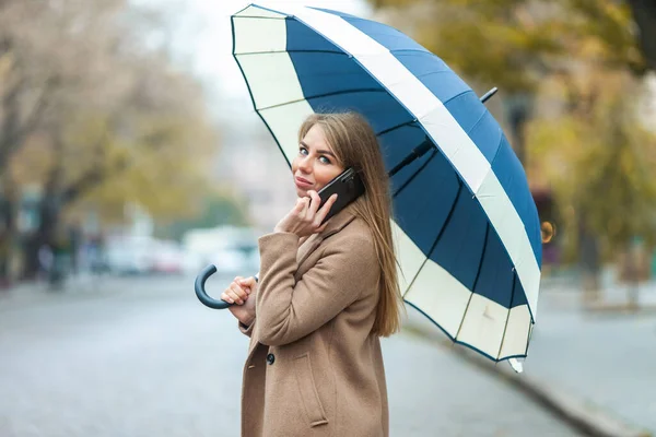 Schöne Frau Schicken Mantel Mit Regenschirm Spaziert Durch Die Stadt — Stockfoto