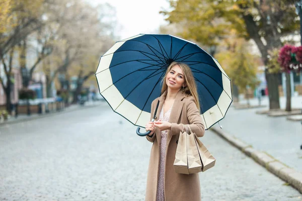 Glückliche Frau Mantel Mit Regenschirm Hält Einkaufstüten Der Stadt Herbstschlussverkauf — Stockfoto
