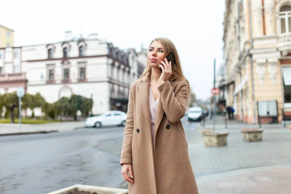 Jovem Mulher Bonita Casaco Falando Telefone Cidade Europeia — Fotografia de Stock