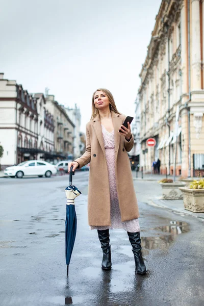 Ung Kvinna Rock Med Paraply Håller Smartphone Och Tittar Den — Stockfoto