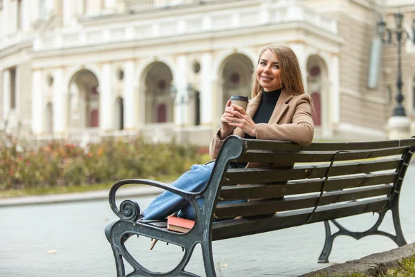 Ung Blond Kvinna Dricker Kaffe Sittandes Bänk Europeisk Stad — Stockfoto