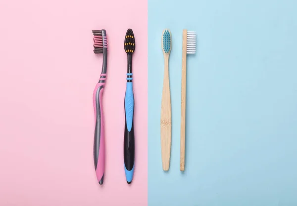 Zahnbürsten Aus Plastik Und Holz Auf Blaurosa Pastellgrund Ansicht Von — Stockfoto