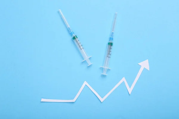 Vaccinatiestatistieken Spuit Met Groeipijl Blauwe Achtergrond — Stockfoto