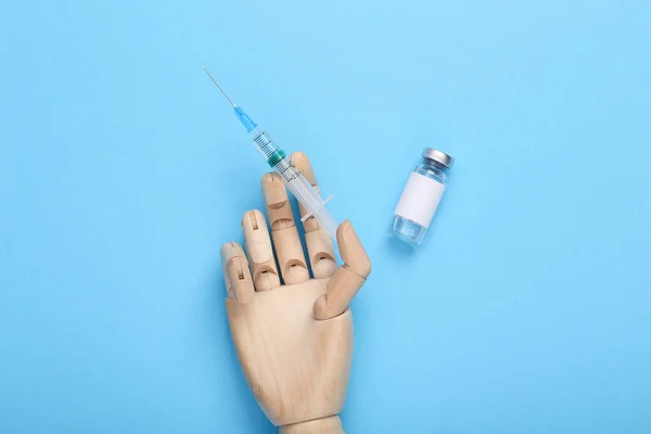 Kéz Kék Alapon Tartja Fecskendőt Vakcinásüveget Védőoltás — Stock Fotó