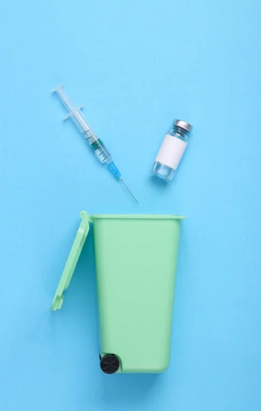 Frasco Vacina Com Seringa Lixeira Sobre Fundo Azul — Fotografia de Stock