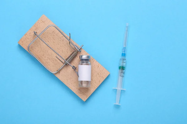 Mausefalle Mit Einer Flasche Impfstoff Und Einer Spritze Auf Blauem — Stockfoto