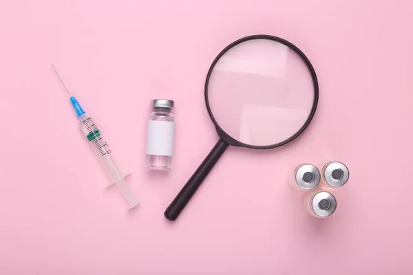 带有空白标签的疫苗瓶和粉色背景的放大镜注射器 Covid 19疫苗接种 — 图库照片