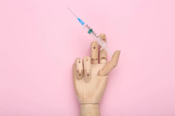 Mano Madera Sostiene Jeringa Sobre Fondo Rosa Vacunación — Foto de Stock