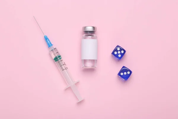 医学的概念 ワクチンボトルとともに注射器とサイコロ上のピンクの背景 — ストック写真