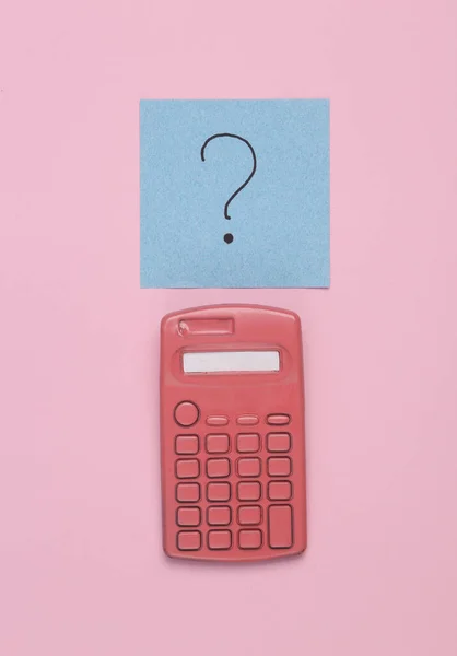 Calcolatrice Con Punto Interrogativo Carta Appunti Sfondo Rosa — Foto Stock